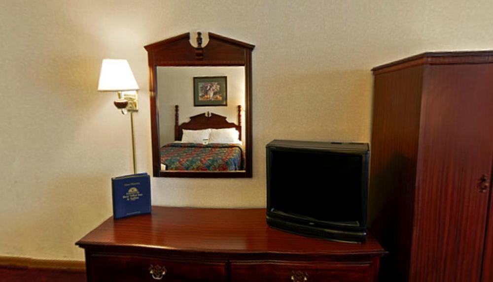 Queen Room with Two Queen Beds - Non-Smoking interior